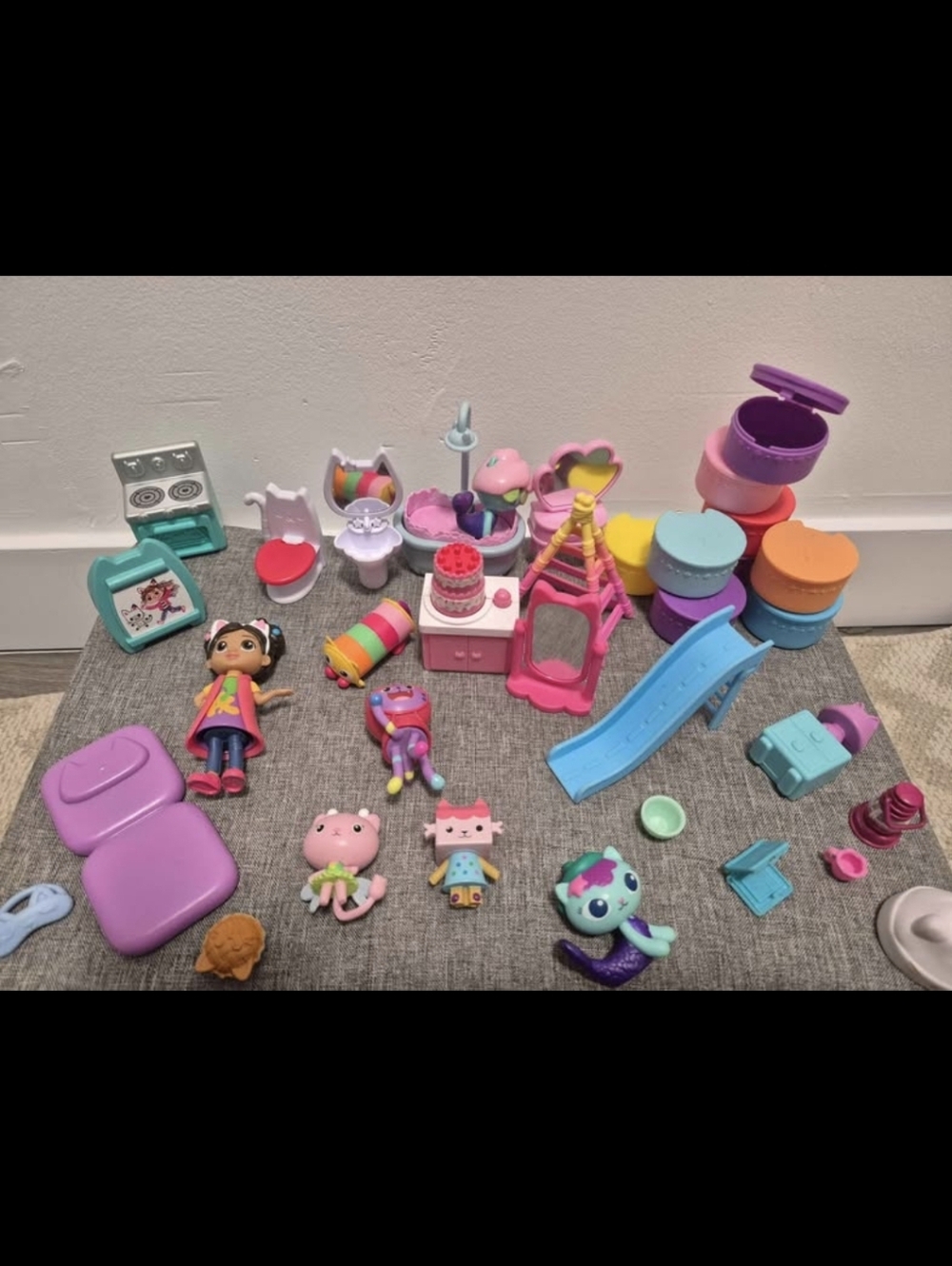 30 + pieces Gabbys Dollhouse Cats and accessories